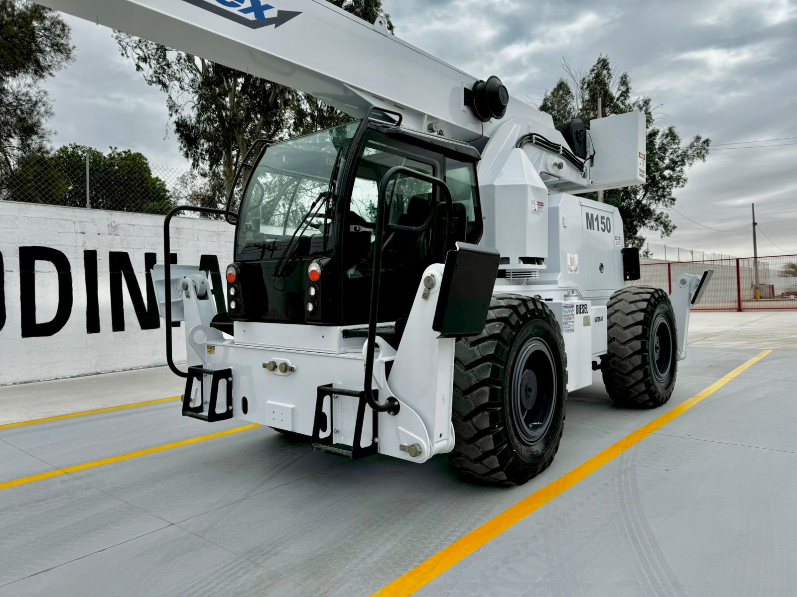 GRUA INDUSTRIALRT MANITEX M-150 PARA 15 TON AÑO 2014 (2)