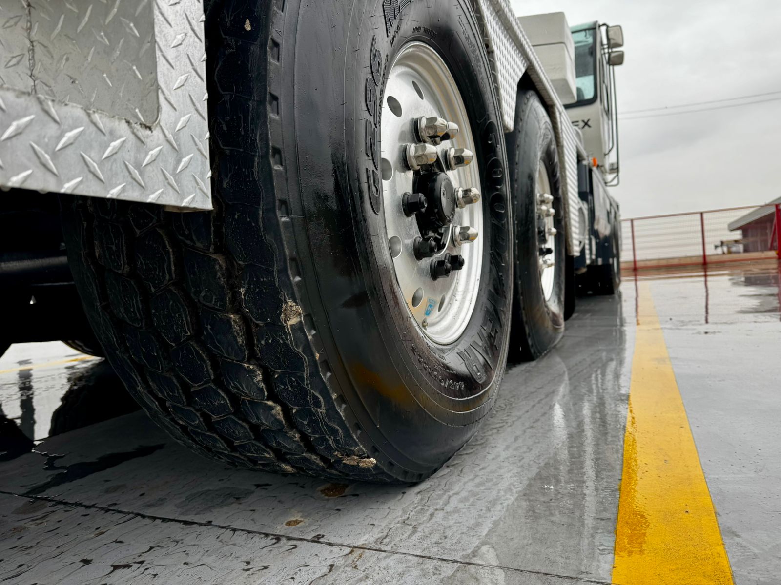 GRUA SOBRE CAMION TEREX T-780 DE 80 TON 2013 (23)