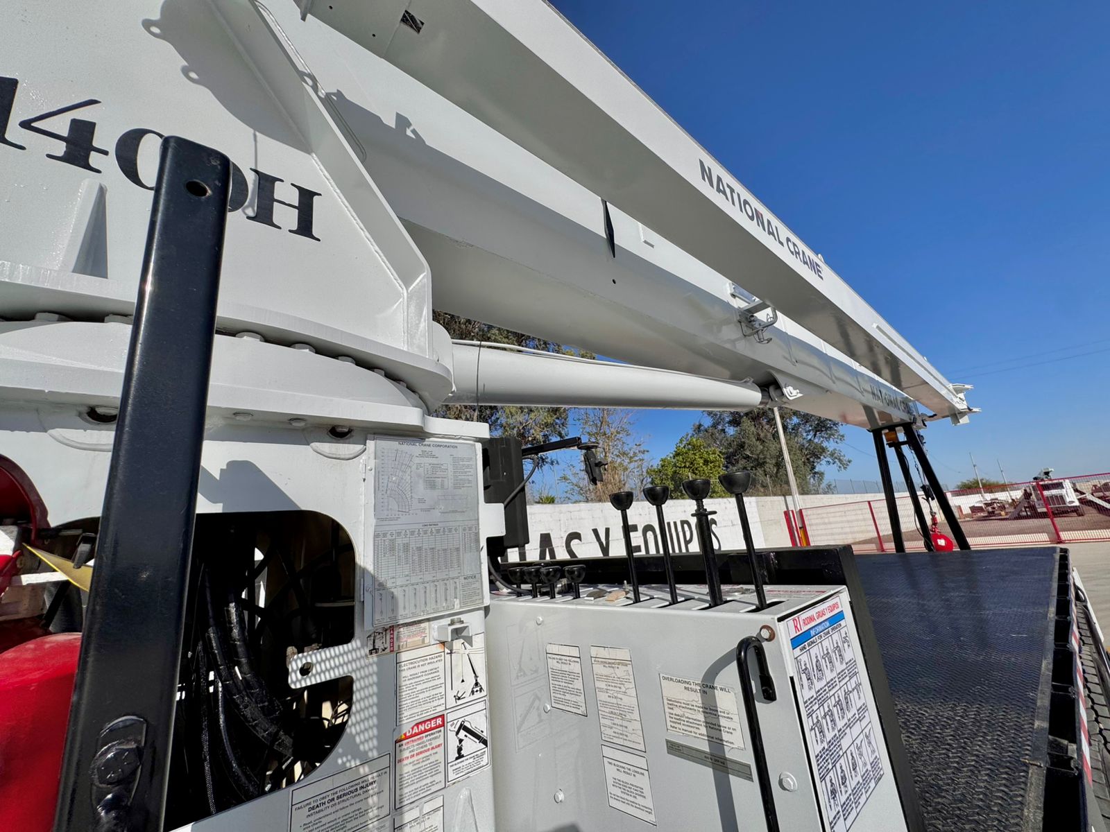 Grúa Titán National 1400H de 33 ton en Peterbilt 2007 (1)